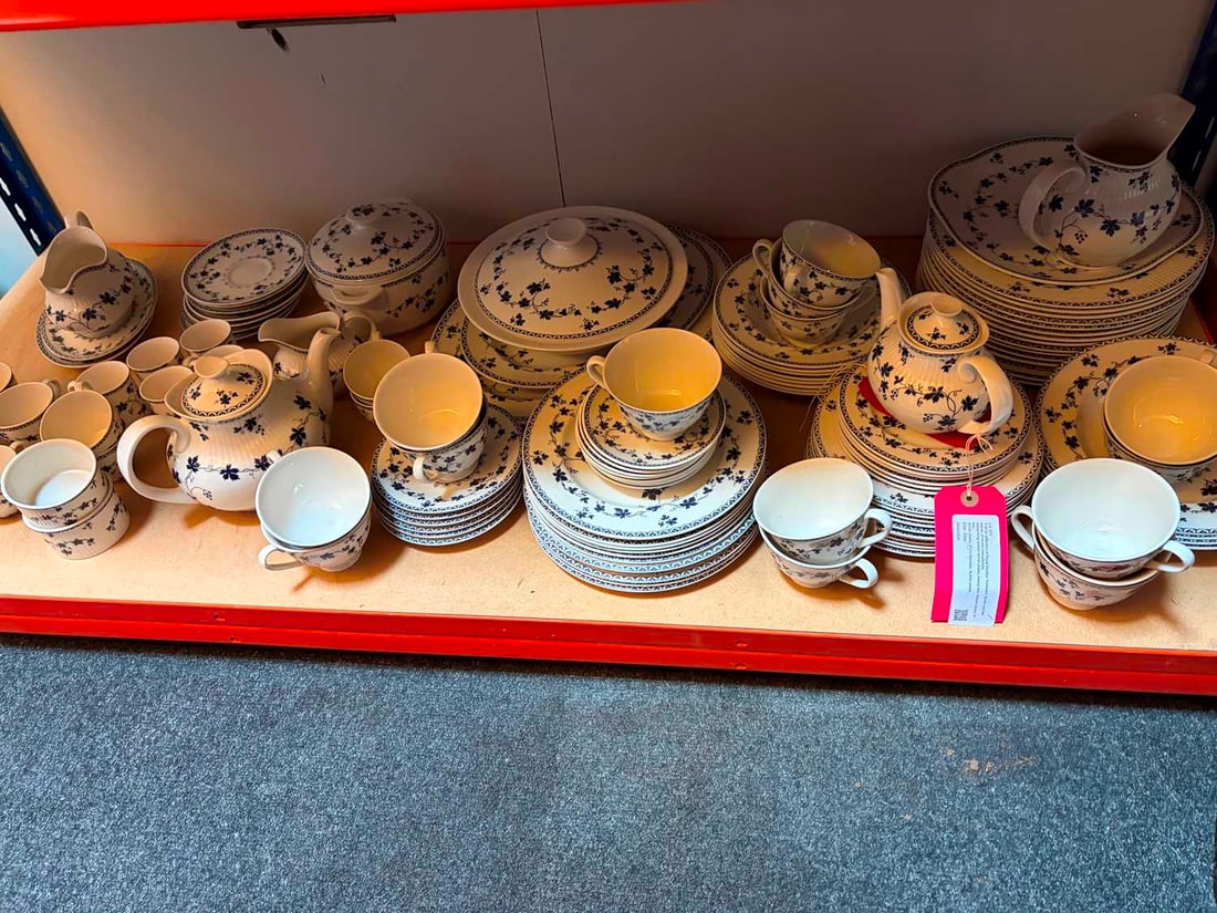 A large collection of Royal Doulton 'Yorktown' dinner and tea wares, of recent manufacture, - 2