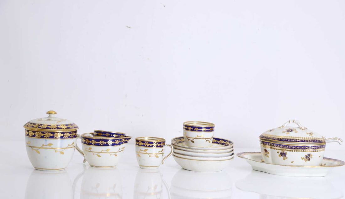 A collection of Caughley blue and white porcelain, late 18th century,: A collection of Caughley blue and white porcelain, late 18th century, comprising a sauce tureen, cover, stand, and ladle, a group of three teacups, five saucers, a cream jug, and a sugar bowl and