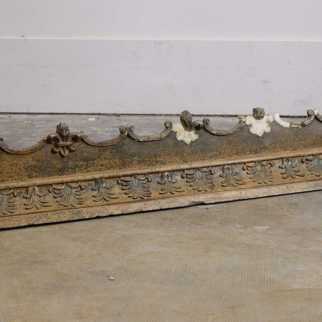 A French gilt and carved curtain pelmet, late 18th century, - 3