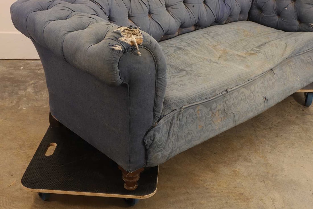 A small Victorian button-upholstered Chesterfield sofa, late 19th century, - 2