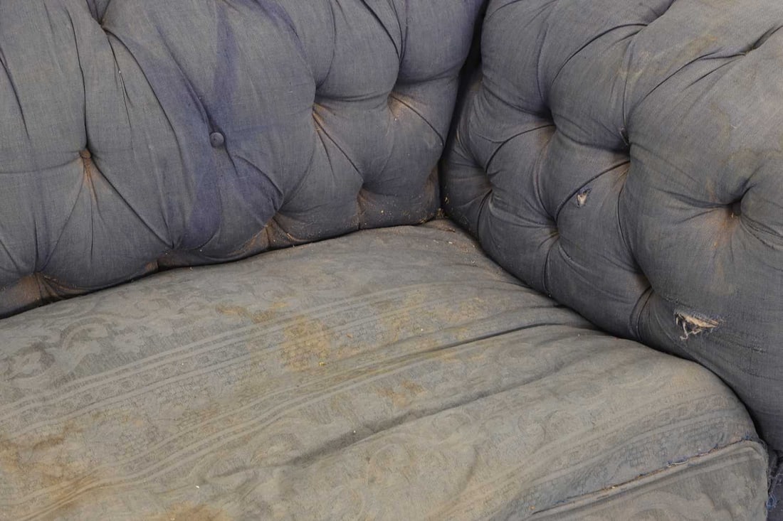 A small Victorian button-upholstered Chesterfield sofa, late 19th century, - 3