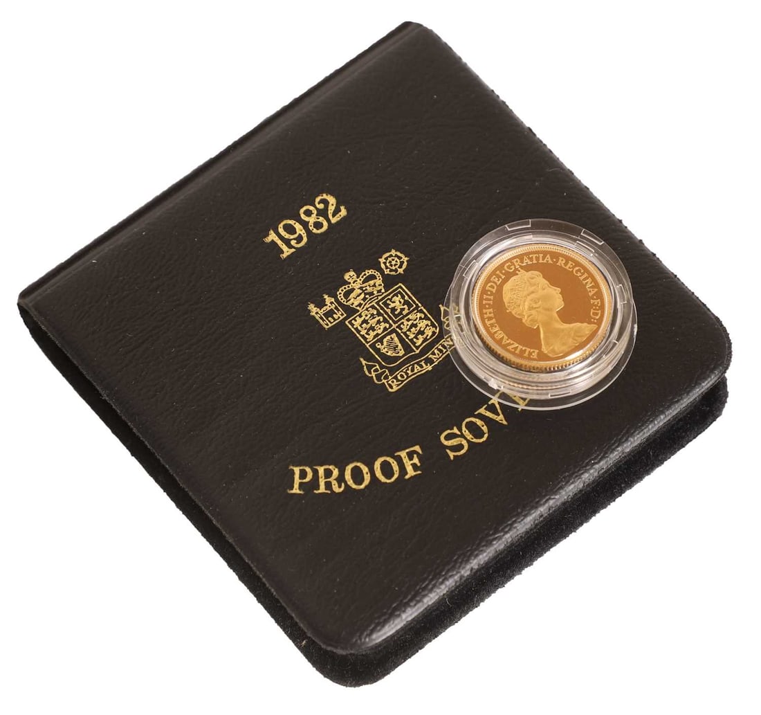 Coins, Great Britain, Elizabeth II (1952-2022),: Coins, Great Britain, Elizabeth II (1952-2022), Proof Sovereign, 1982, complete in capsule with certificate and case of issue