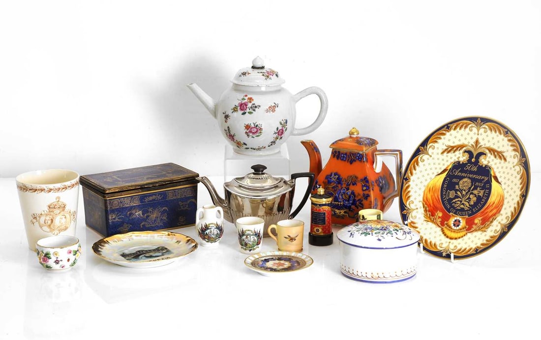 A Copelands 'Grocers Hall' porcelain box, 20th century and later: A Copelands 'Grocers Hall' porcelain box, 20th century and later retailed by Thomas Goode & Co, of rectangular form, in a powder blue glaze decorated in gilt with stylised flowering plants and