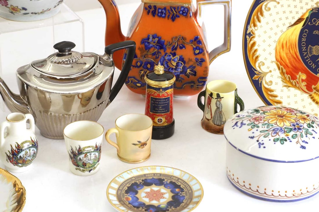 A Copelands 'Grocers Hall' porcelain box, 20th century and later - 2