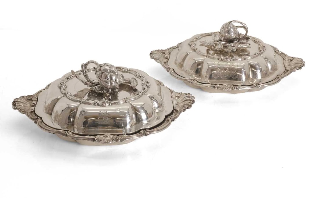 A matched pair of Hunt and Roskell silver dishes and covers, (1 of 1)