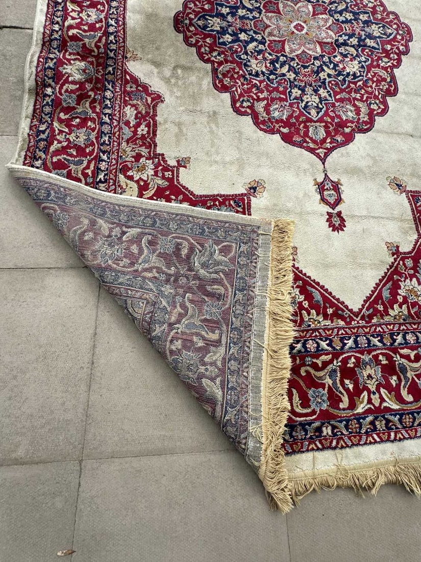 A Kashmiri carpet, 20th century, - 3