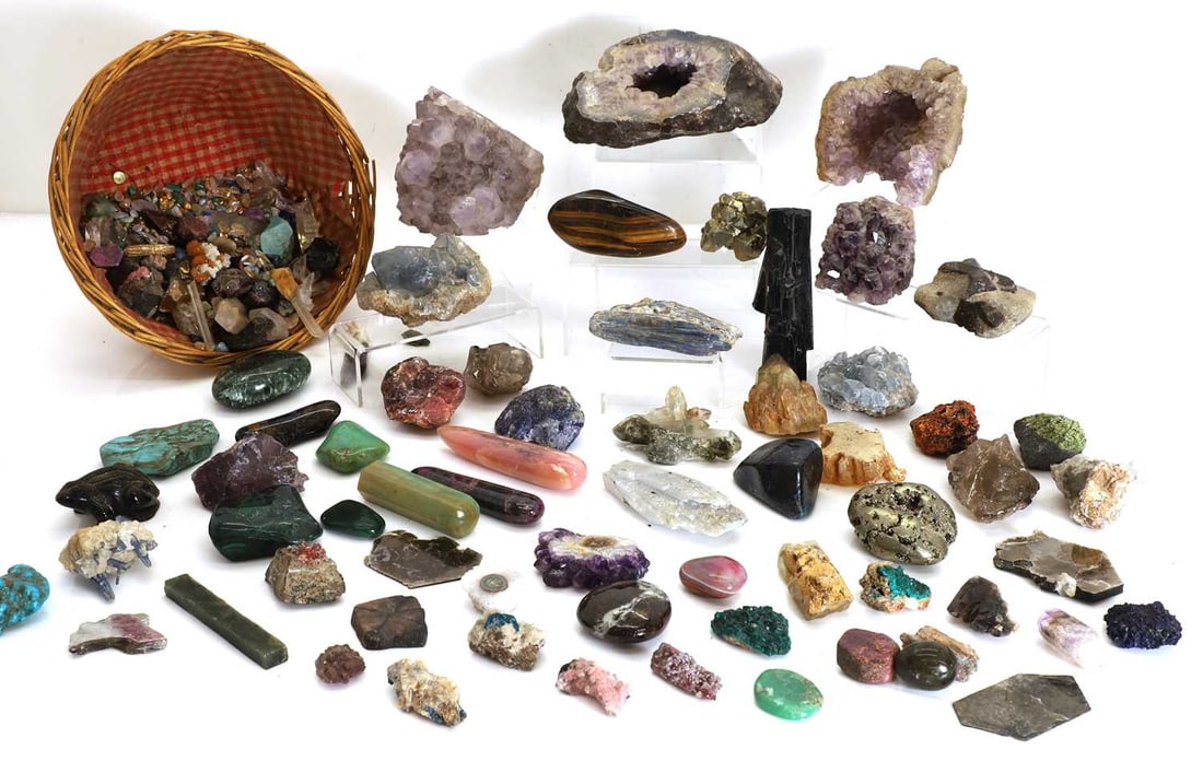 A collection of semi precious stones and quartz fragments: A collection of semi precious stones and quartz fragments to include malachite, tiger's eye, turquoise, amethyst, together with a petrified wood fragment largest 14cm wide (qty.)