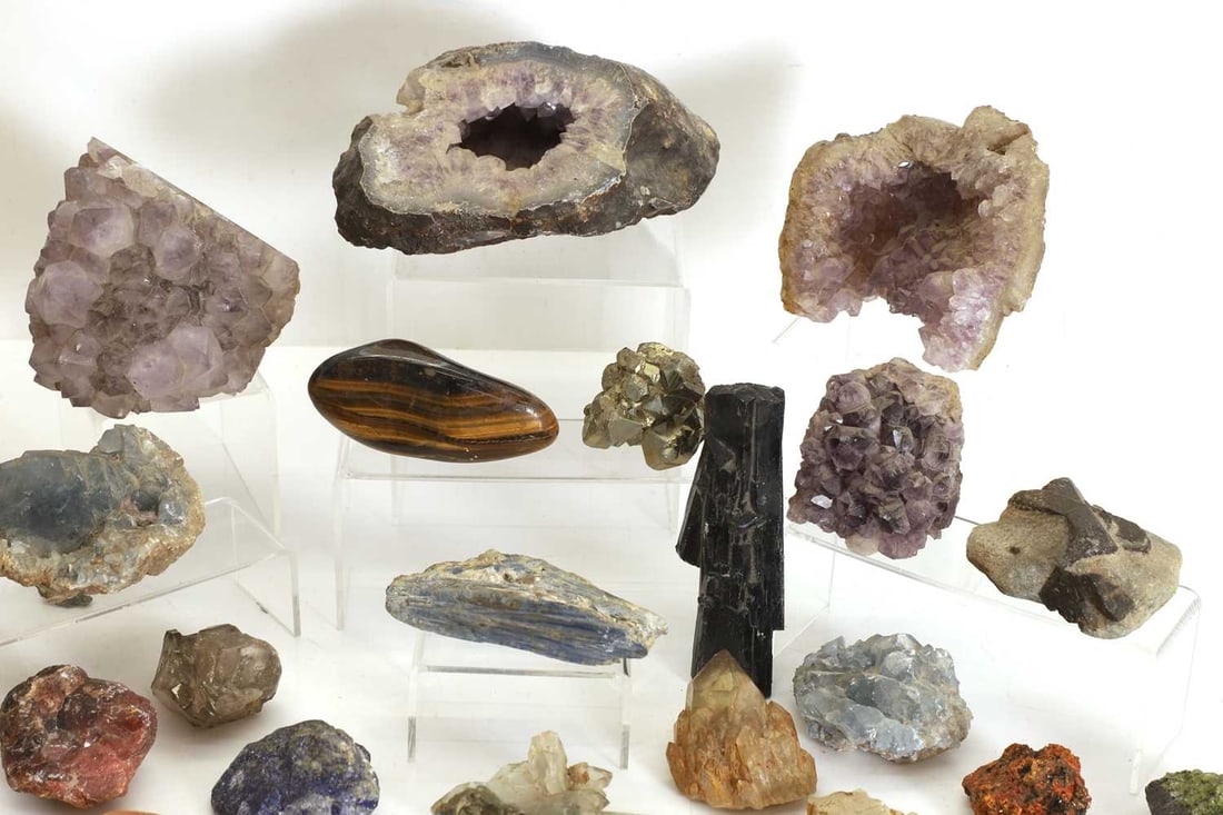 A collection of semi precious stones and quartz fragments - 3