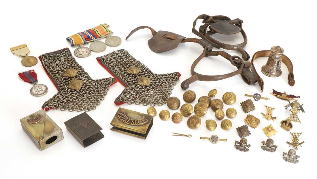 A collection of militaria: A collection of militaria to include a pair of British Army cavalry officer shoulder chainmail epaulettes, Second World War Desert Rats formation patches, a Royal Navy Chief Petty Officer patch, a Hom