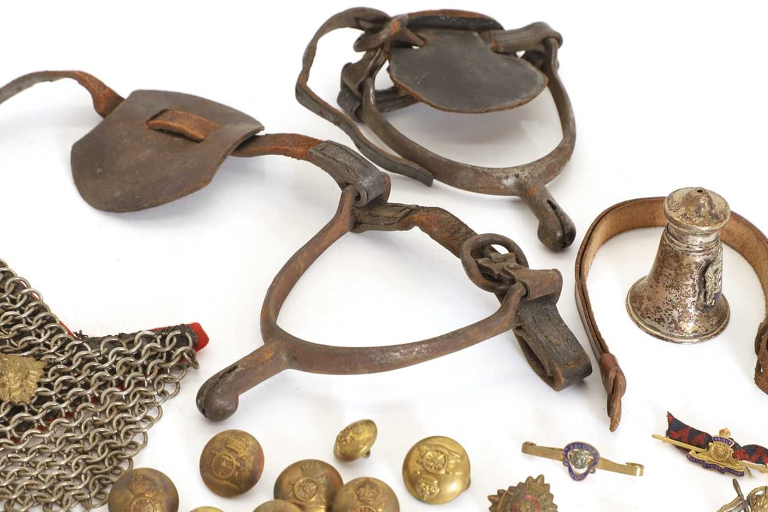 A collection of militaria - 4