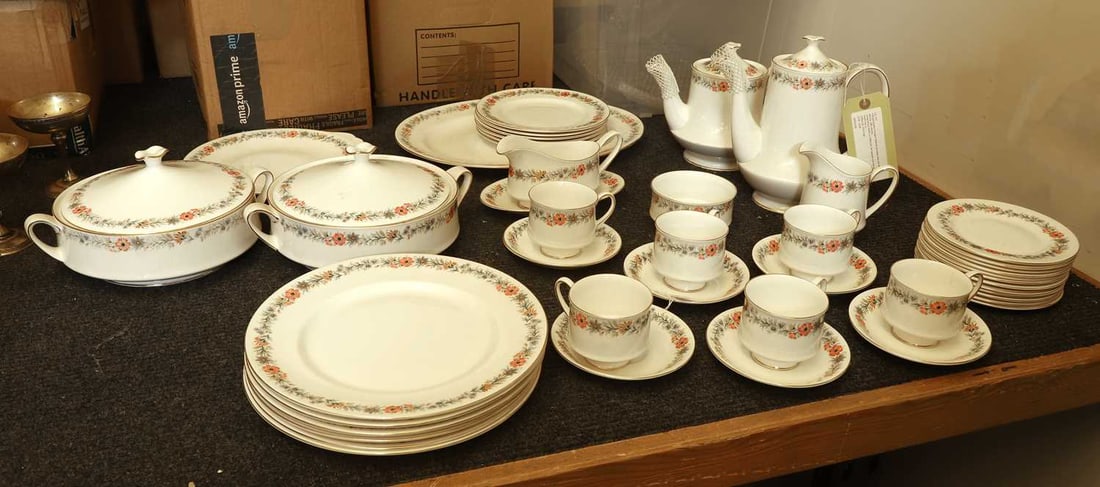 A Royal Doulton Paragon 'Belinda' porcelain tea and dinner service, 20th century, - 2