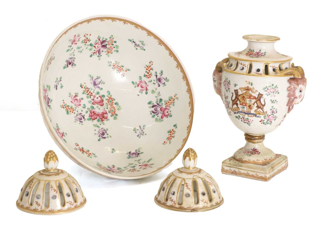 A Sampson armorial bowl 19th century, - 2
