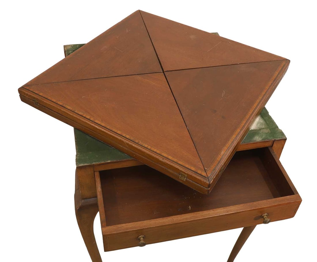A Victorian mahogany table, 20th century, - 2