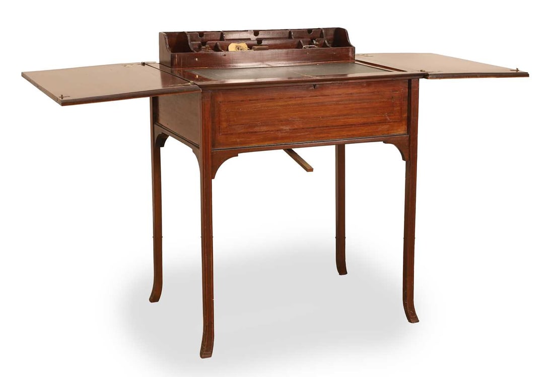 An Edwardian walnut desk table, 20th century, - 2