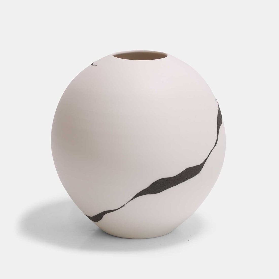 Leonie Rutter (British, contemporary), a collection of porcelain items, - 4