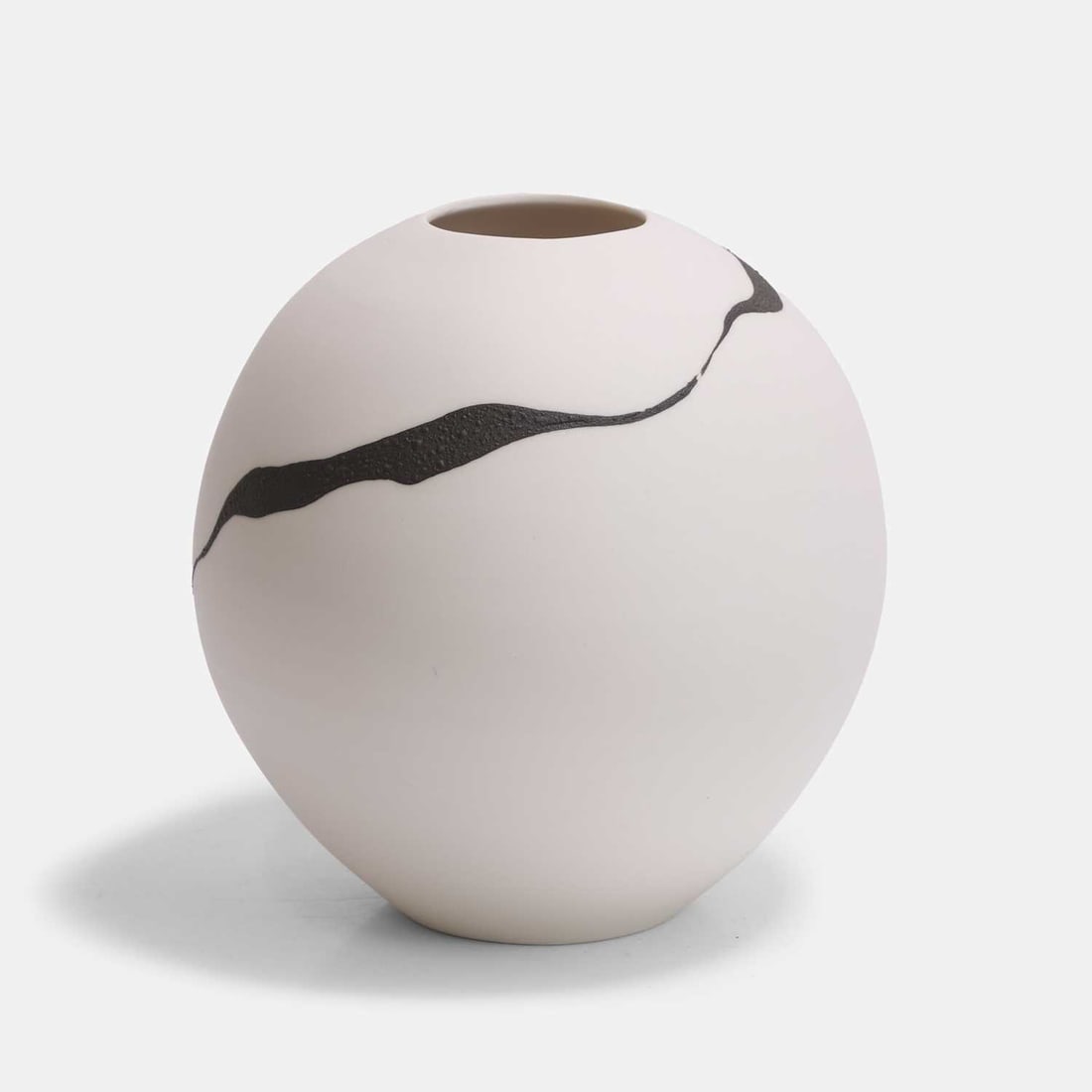 Leonie Rutter (British, contemporary), a collection of porcelain items, - 6