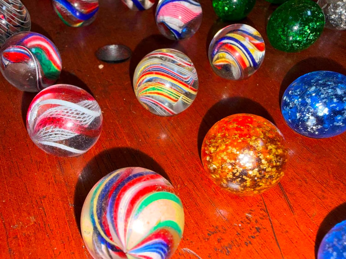 A collection of Victorian handmade marbles, 19th century and later - 13