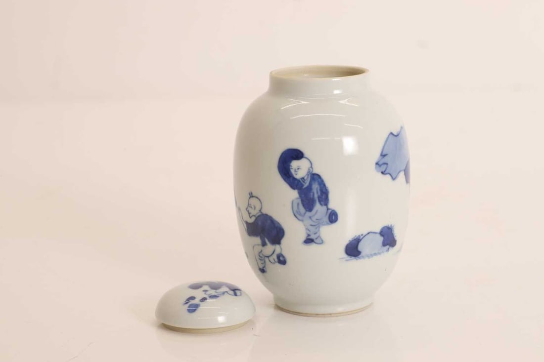 A Chinese blue and white tea caddy, 20th century, - 2