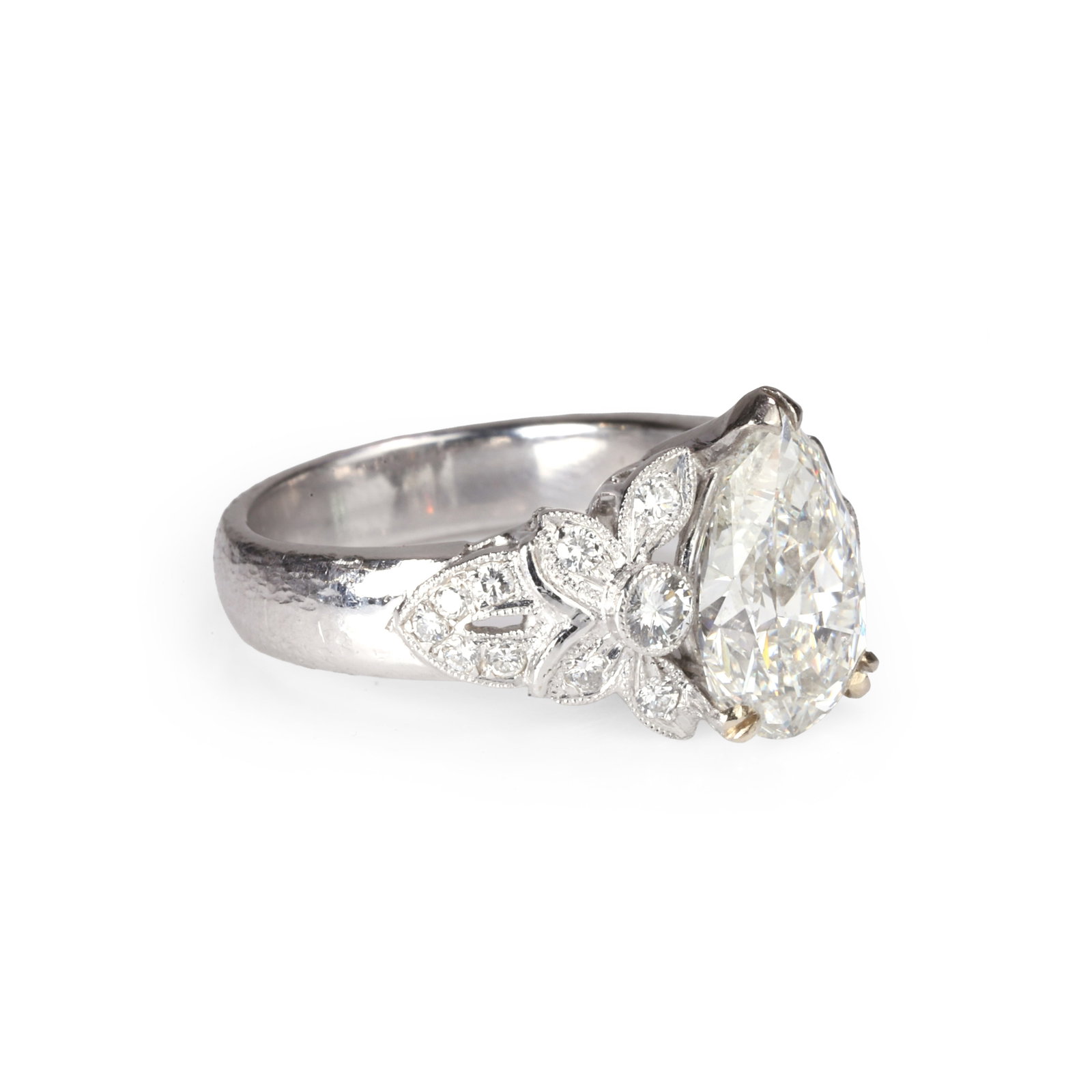 A diamond ring, - 2