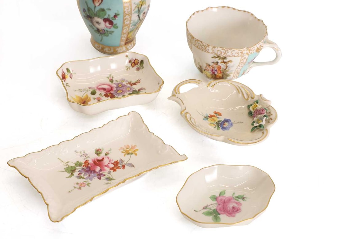 A collection of porcelain pieces, - 2