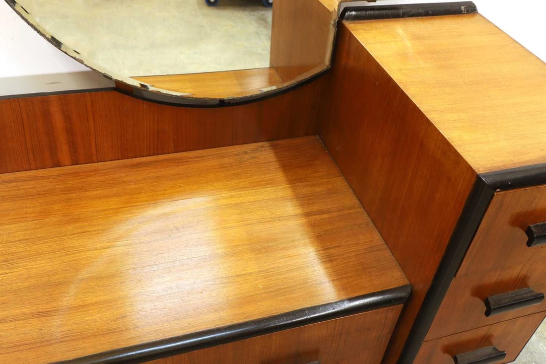 An Art Deco walnut dressing table, 20th century, - 2