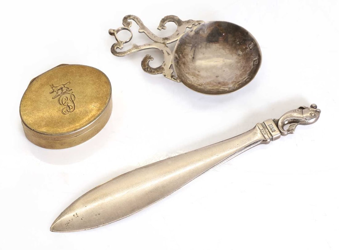 An oval silver vinaigrette, by Thomas Phipps & Edward Robinson, London, 1799: An oval silver vinaigrette, by Thomas Phipps & Edward Robinson, London, 1799 crested and with monogram, with a hinged panel, gilt worn, a silver caddy spoon, by Isle of Mull Silver Co., Edinburgh,