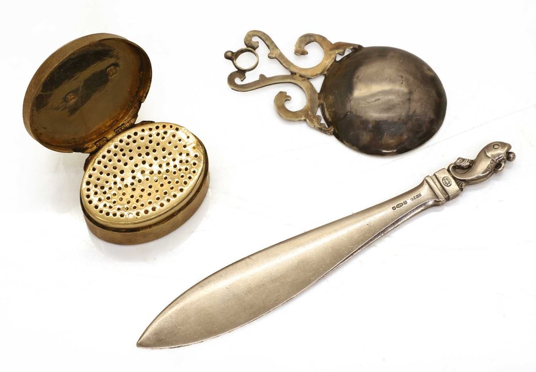 An oval silver vinaigrette, by Thomas Phipps & Edward Robinson, London, 1799 - 2