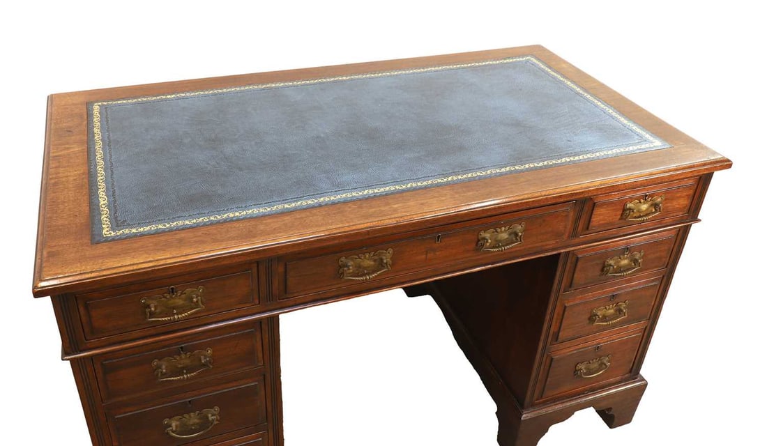 An Edwardian mahogany pedestal desk, circa early 20th century, - 2