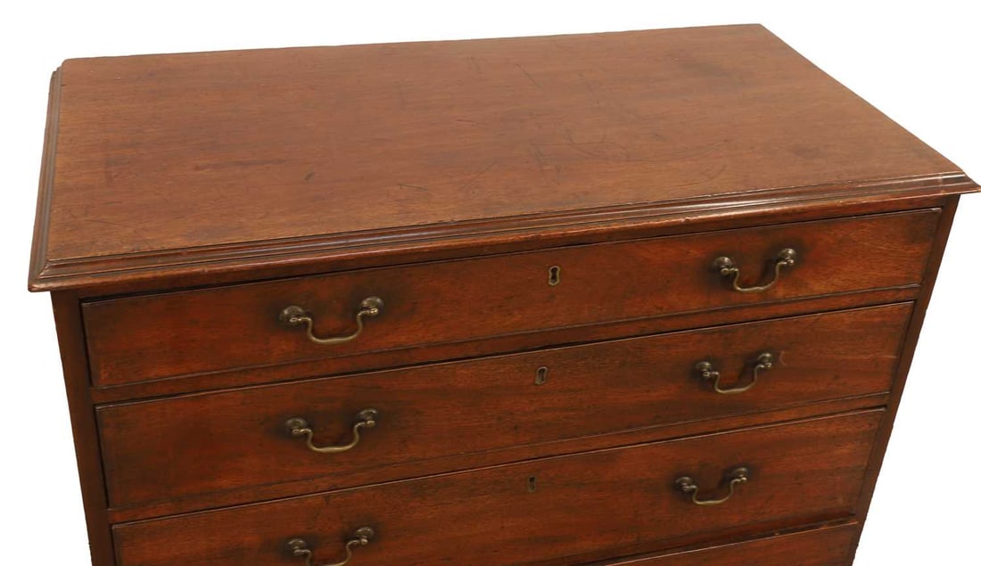 A George III mahogany chest of drawers, early 19th century, - 2