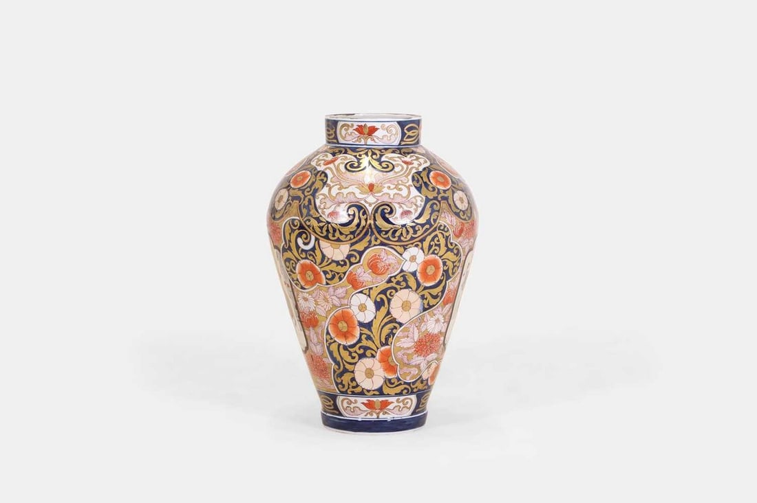 A large Imari porcelain jar, 19th century, Japanese, (1 of 5)
