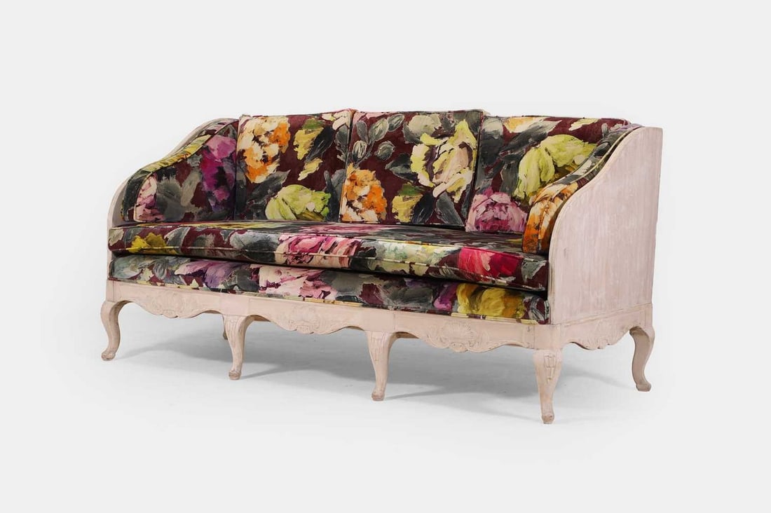 A Gustavian painted pine settee, 20th century, Northern European, (1 of 3)