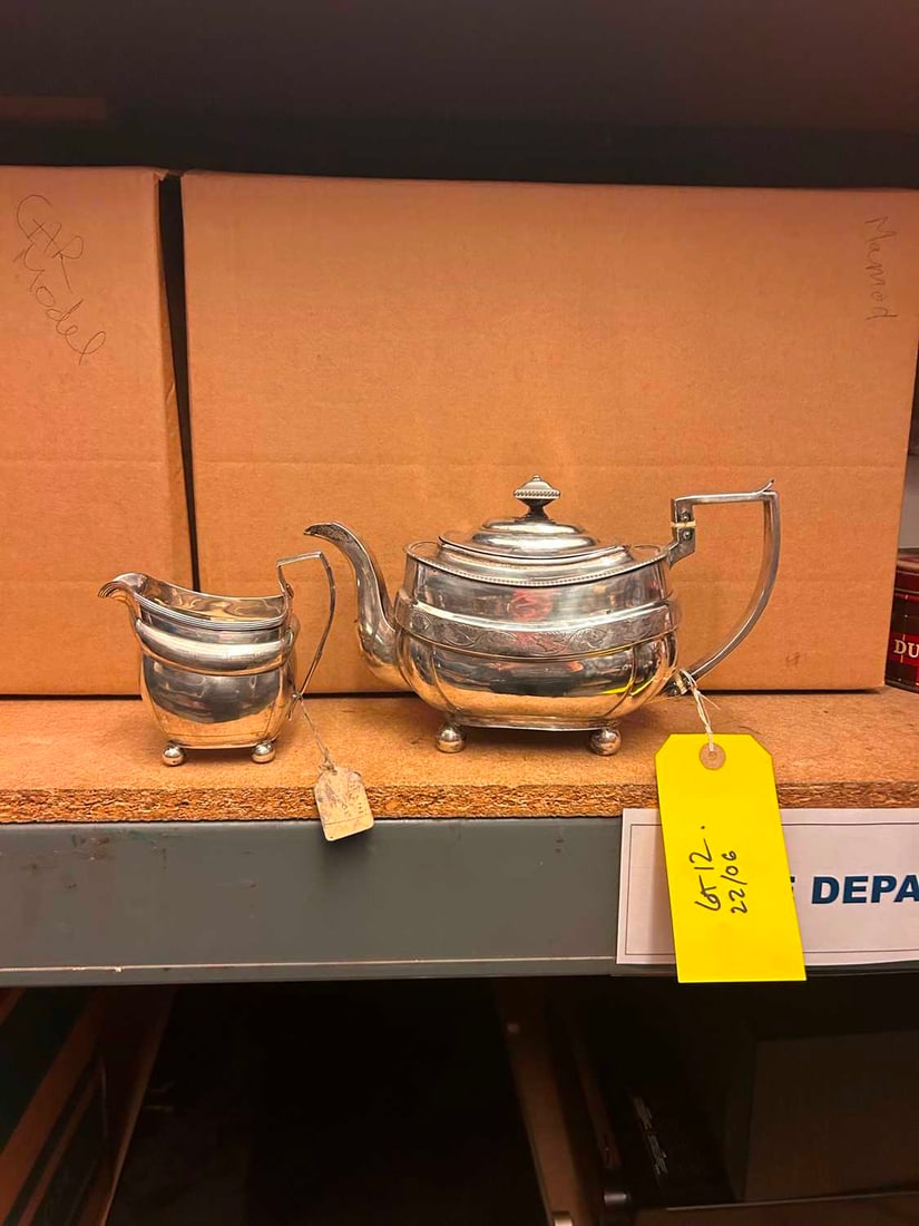 A George III silver teapot, Solomon Hougham, London, 1809, - 2