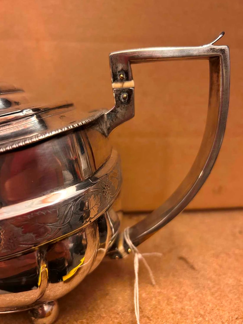 A George III silver teapot, Solomon Hougham, London, 1809, - 3