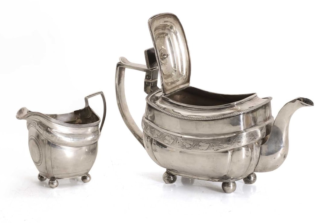 A George III silver teapot, Solomon Hougham, London, 1809, - 5