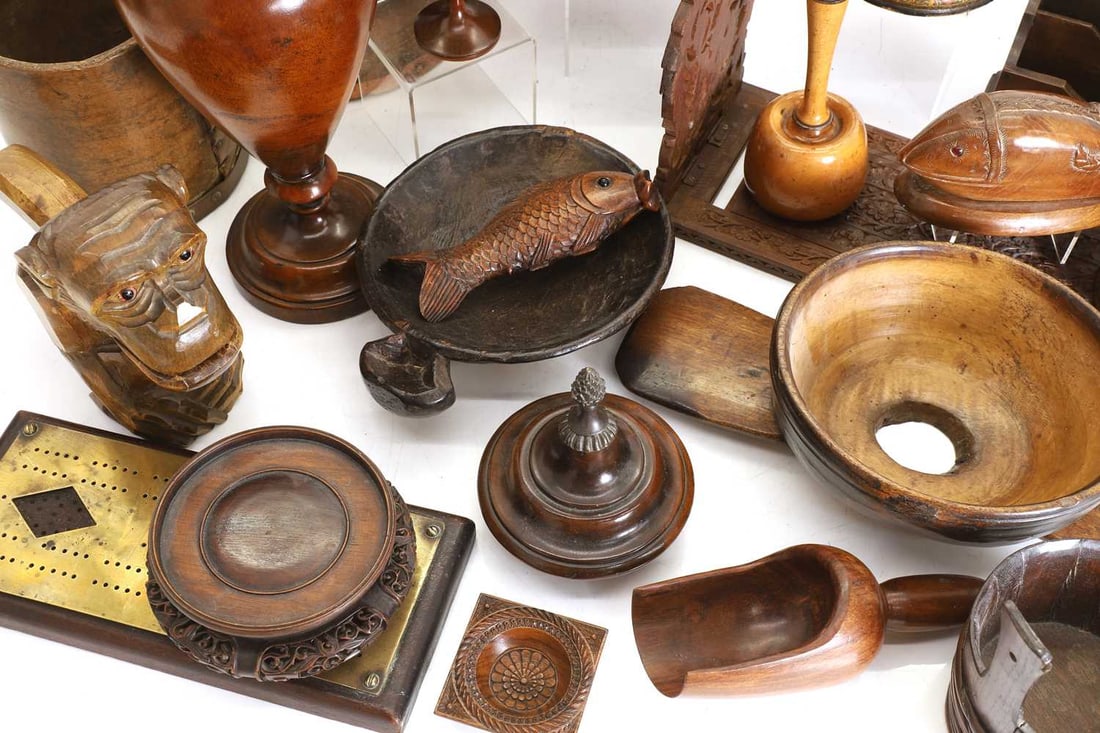 A collection of treen items, 19th century and later, - 2
