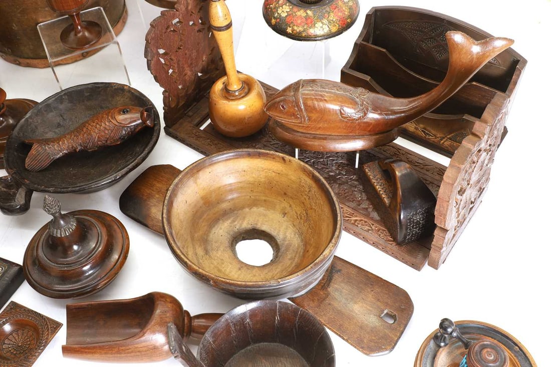 A collection of treen items, 19th century and later, - 3
