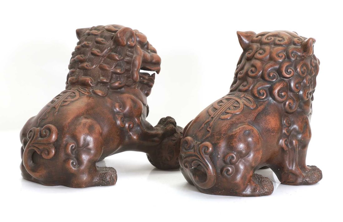 A pair of Yixing style pottery dogs of Fo, 20th century, Chinese, - 2