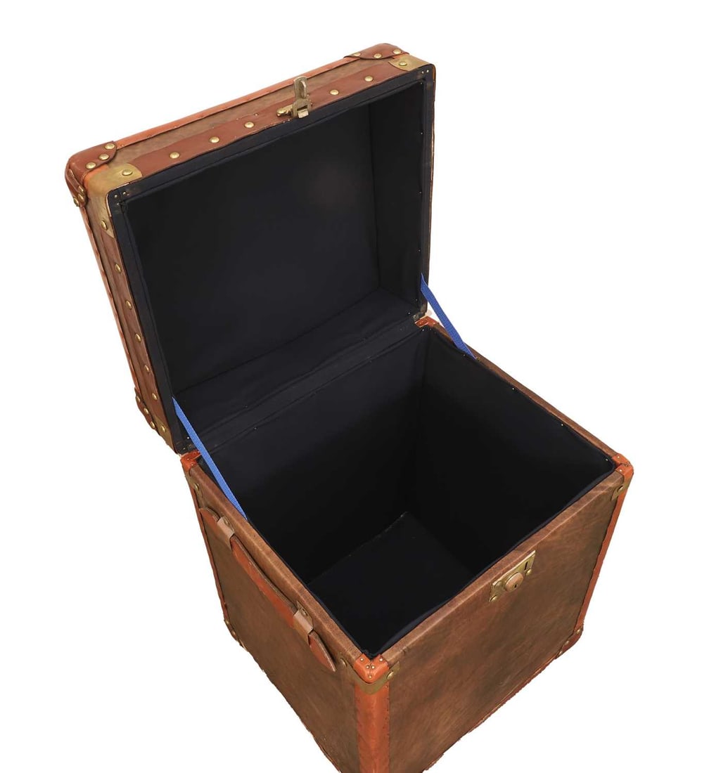A small leather trunk, of recent manufacture - 2