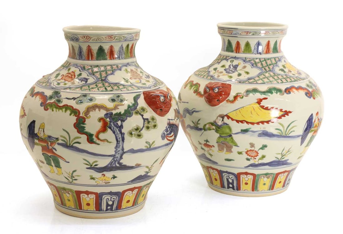 A pair of Chinese porcelain vases, of recent manufacture, - 2