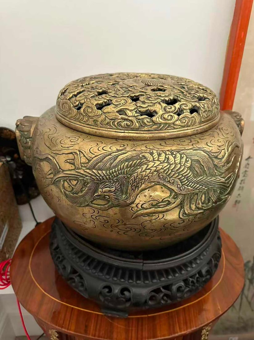 A large Japanese bronze koro, - 5