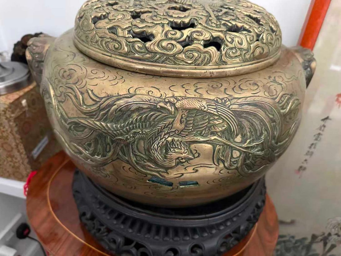A large Japanese bronze koro, - 9