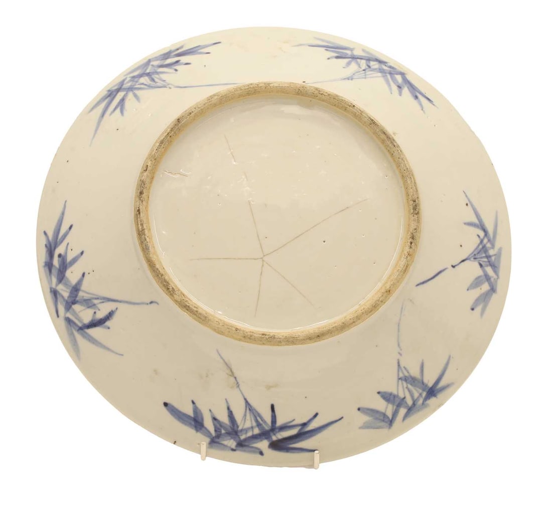 A large Chinese blue and white plate, late 19th century, - 2