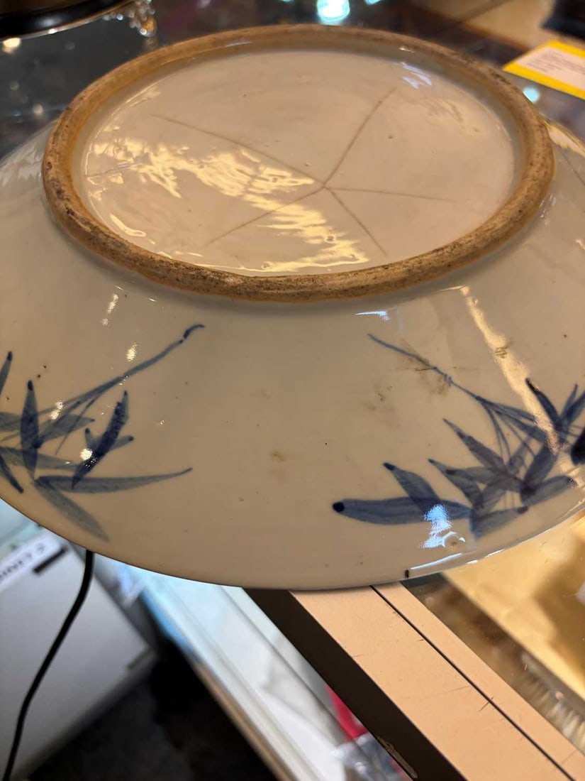 A large Chinese blue and white plate, late 19th century, - 3