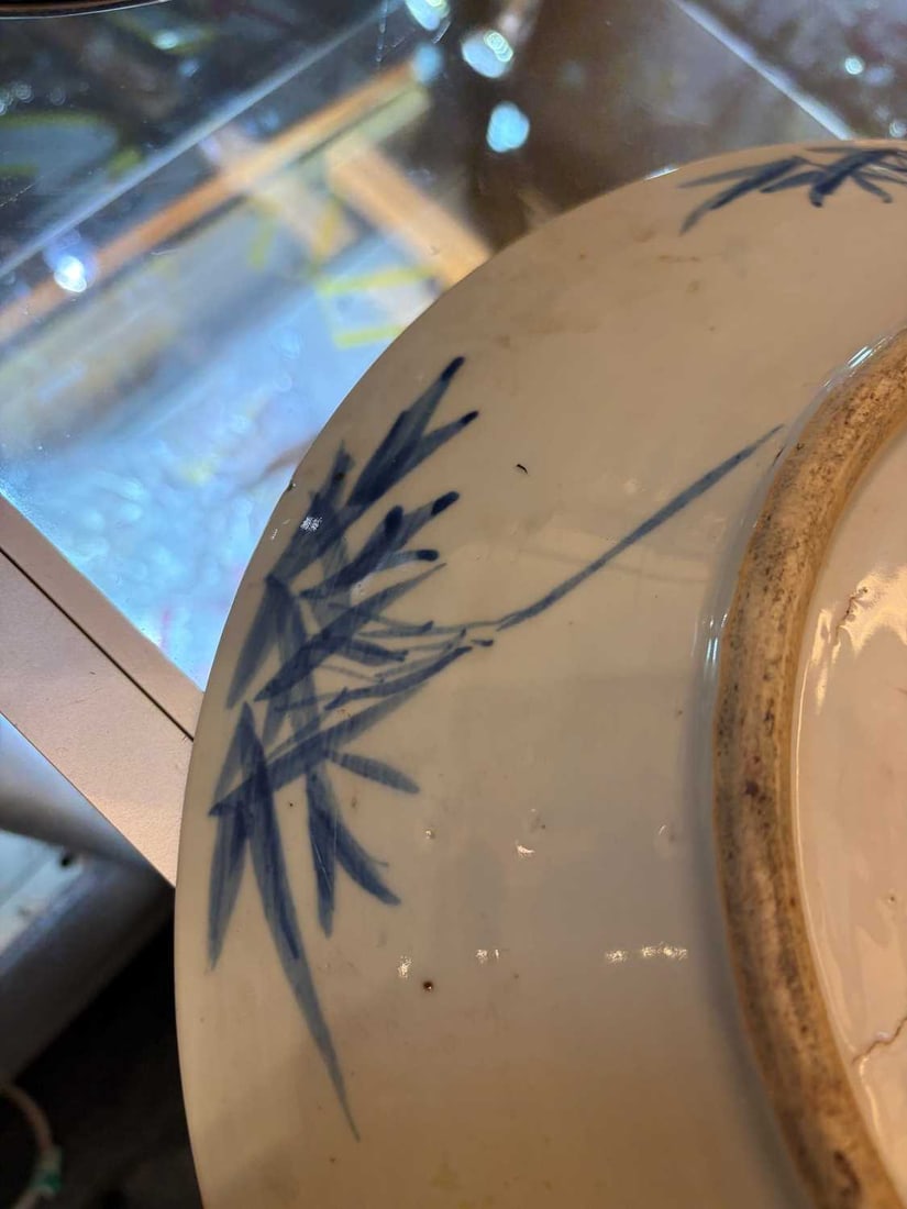 A large Chinese blue and white plate, late 19th century, - 5