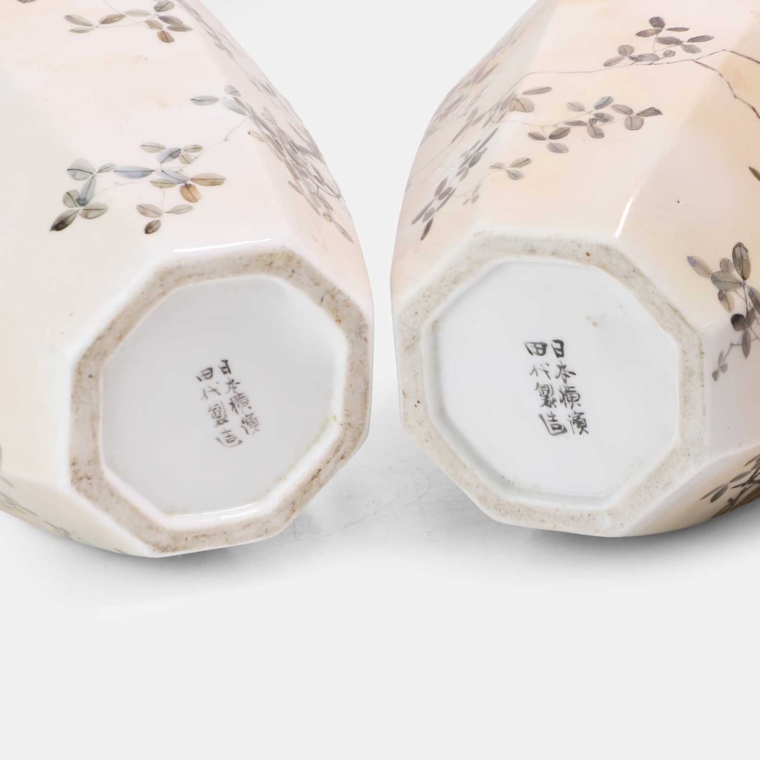 A pair of Japanese porcelain vases, early 20th century, - 2