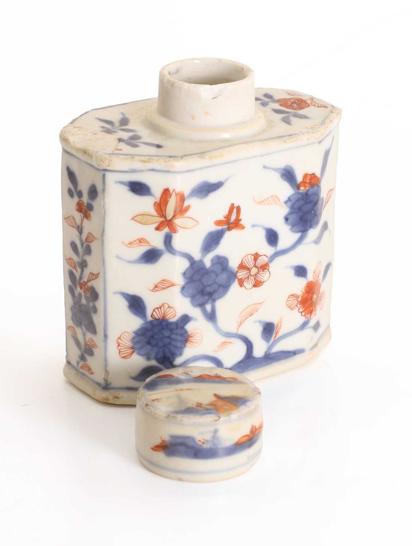 A Chinese Imari tea caddy and cover, 18th century, - 2