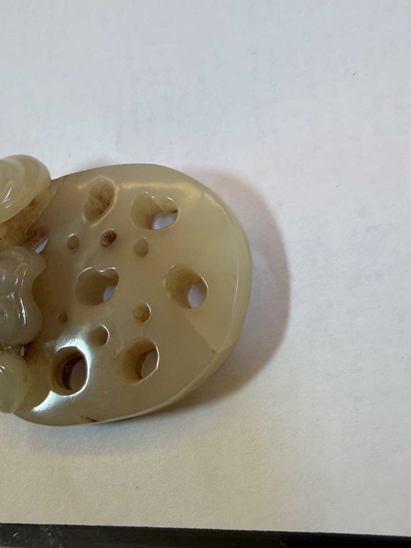 A Chinese agate pendant, 20th century, - 4