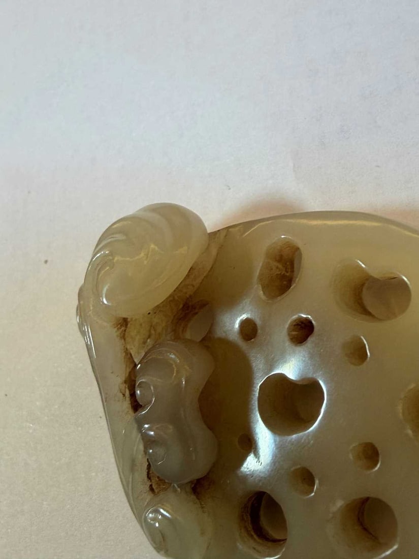 A Chinese agate pendant, 20th century, - 5