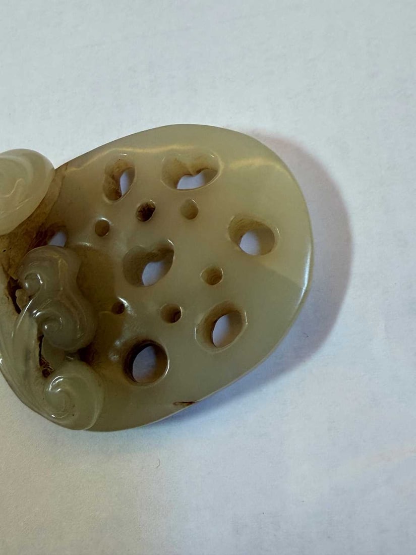 A Chinese agate pendant, 20th century, - 7