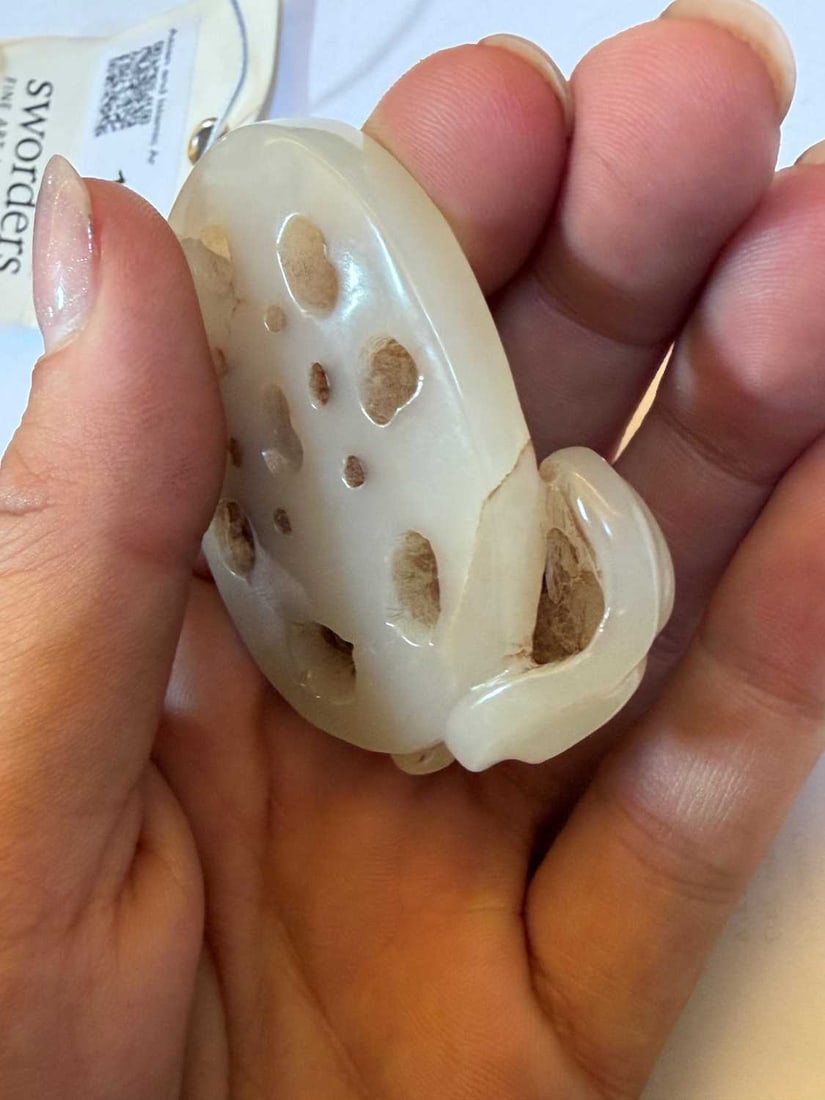 A Chinese agate pendant, 20th century, - 9